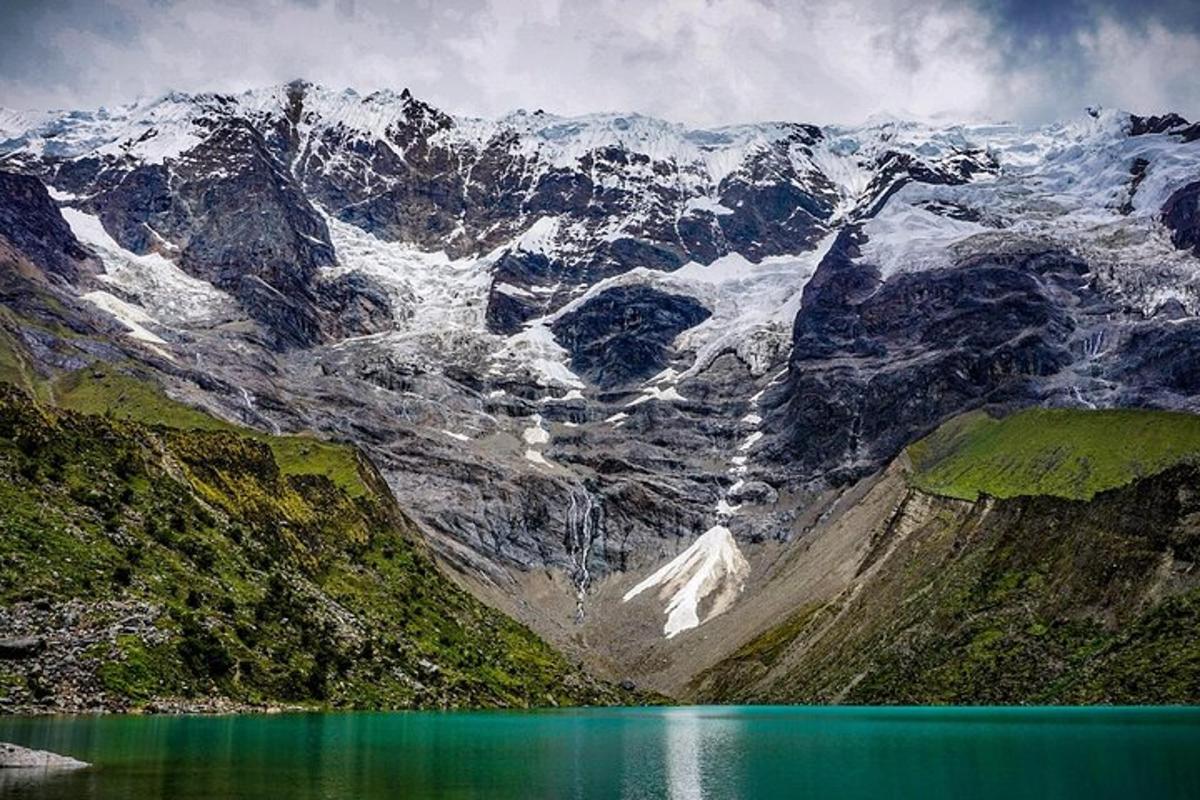 gunung bersalju dengan danau di depannya