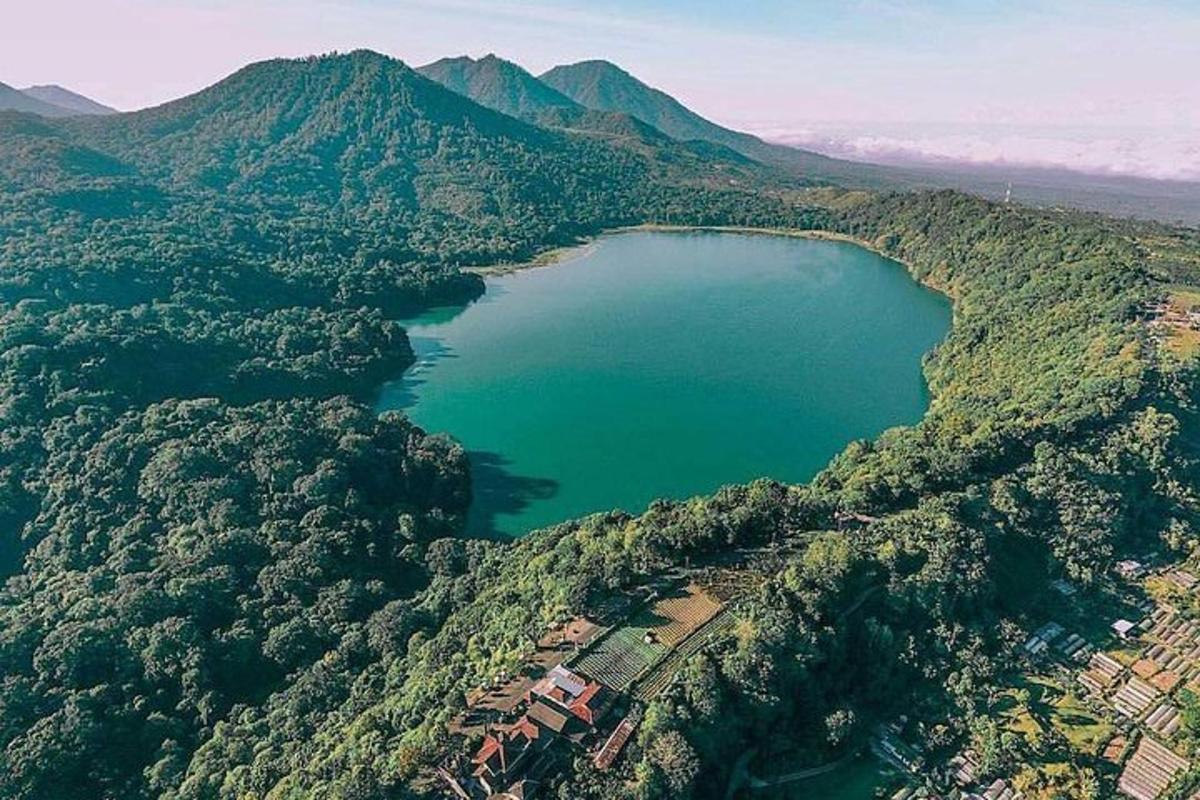 una vista aerea di un lago in mezzo a una montagna