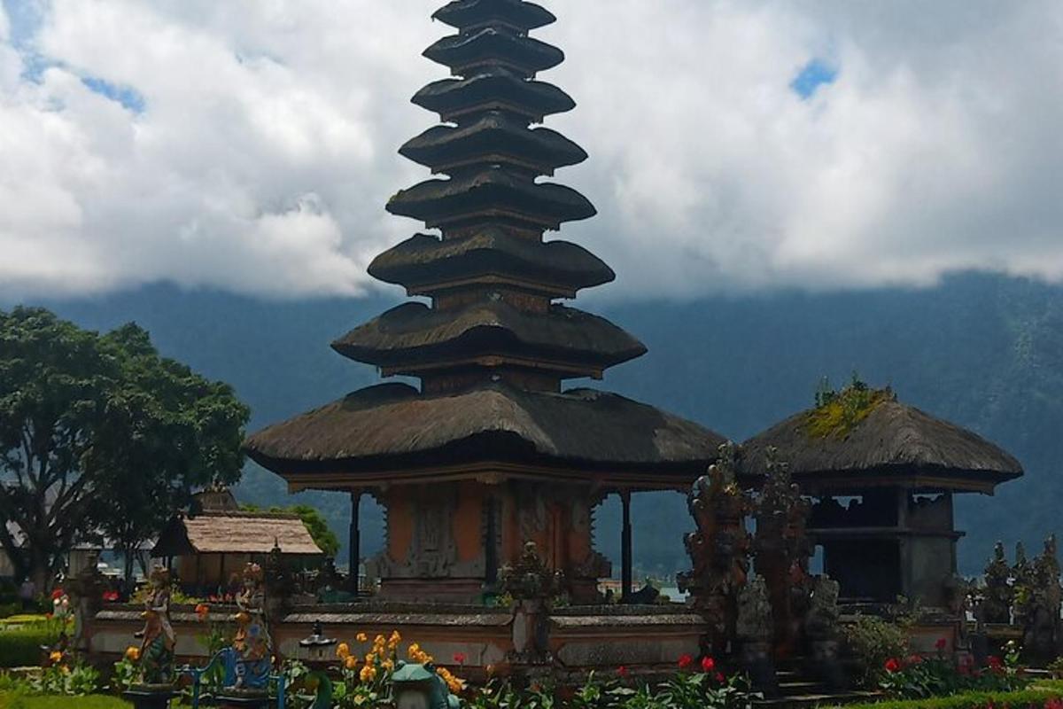 una grande pagoda in un giardino con