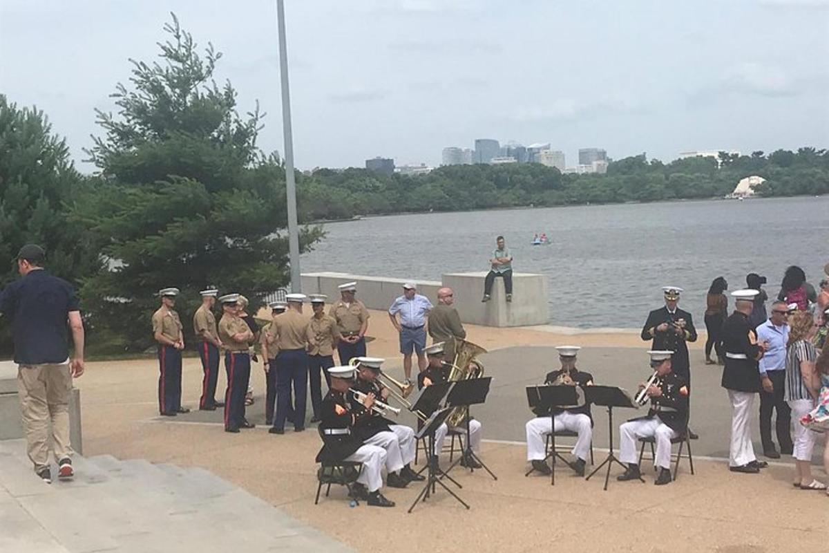 orkestro grupė, grojanti muziką prie vandens