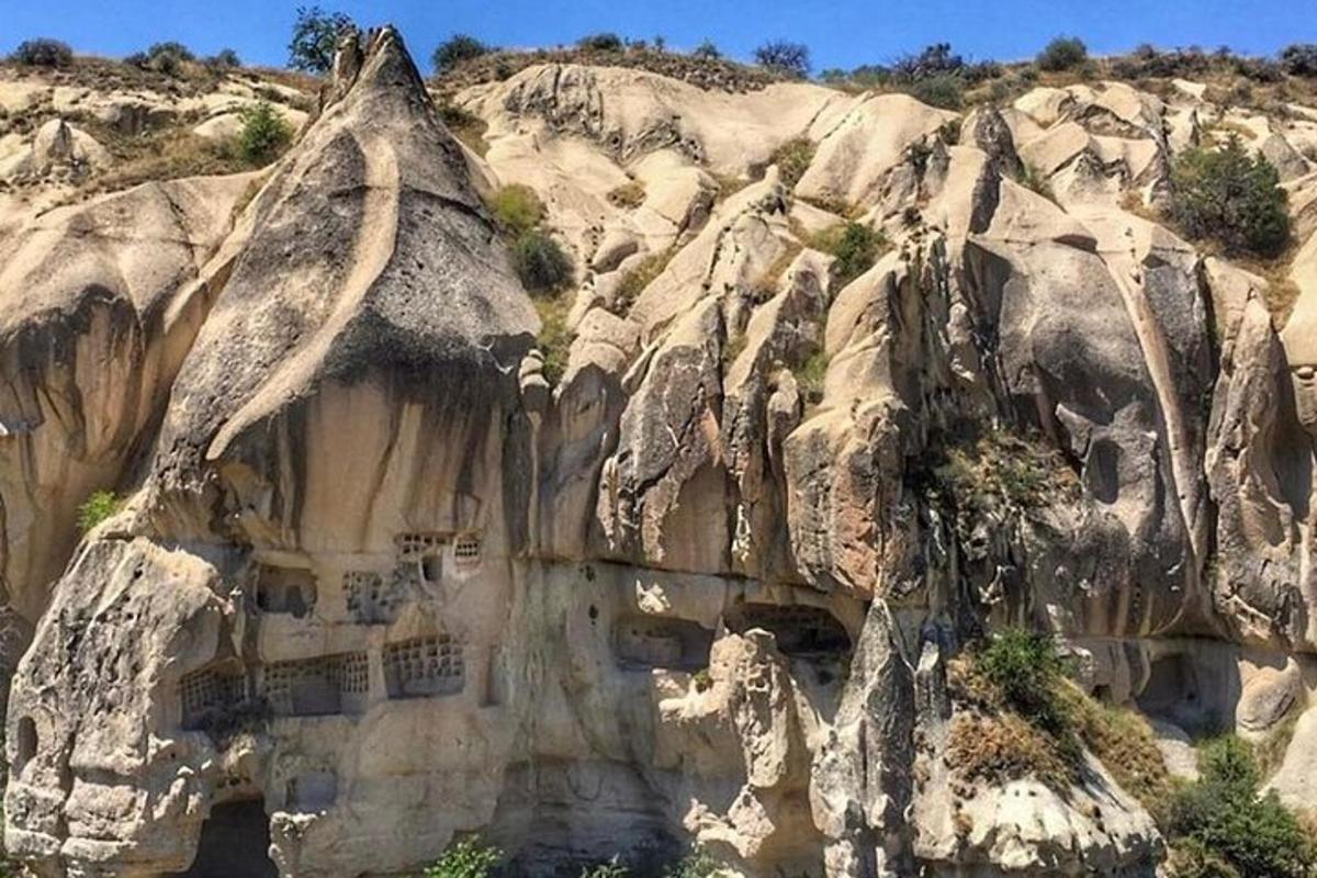 ein felsiger Berg mit Häusern an der Seite