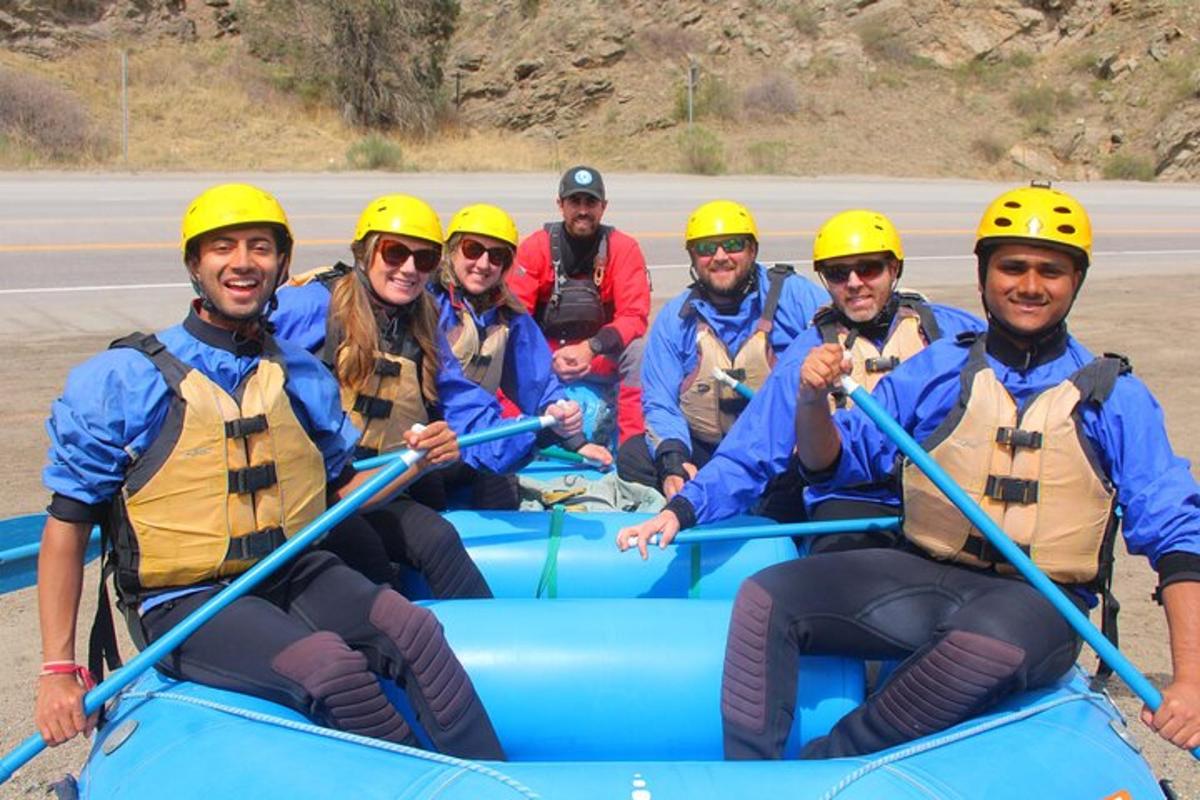 un grup de oameni într-o plută pe un râu