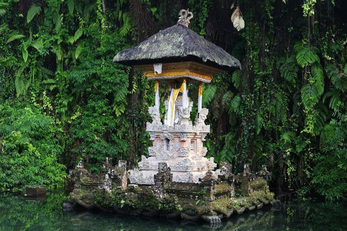 isang maliit na gusali sa gitna ng tubig