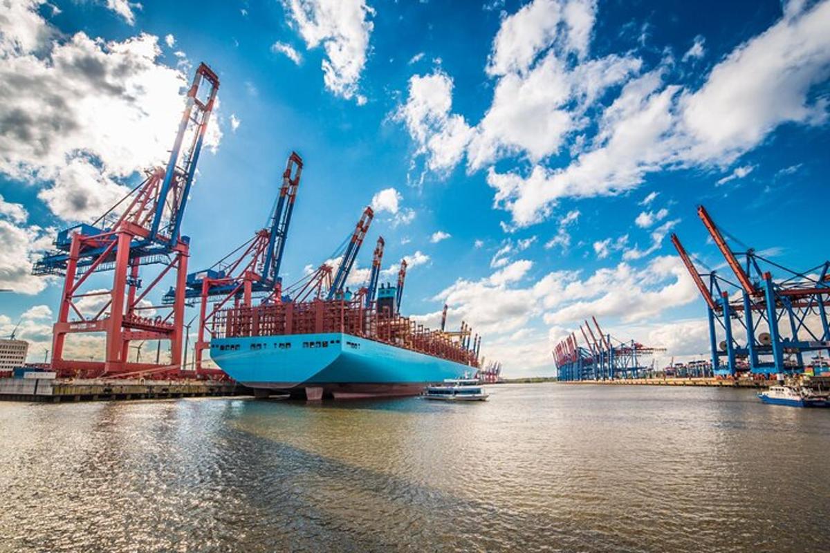 Un gran barco está atracado en un puerto