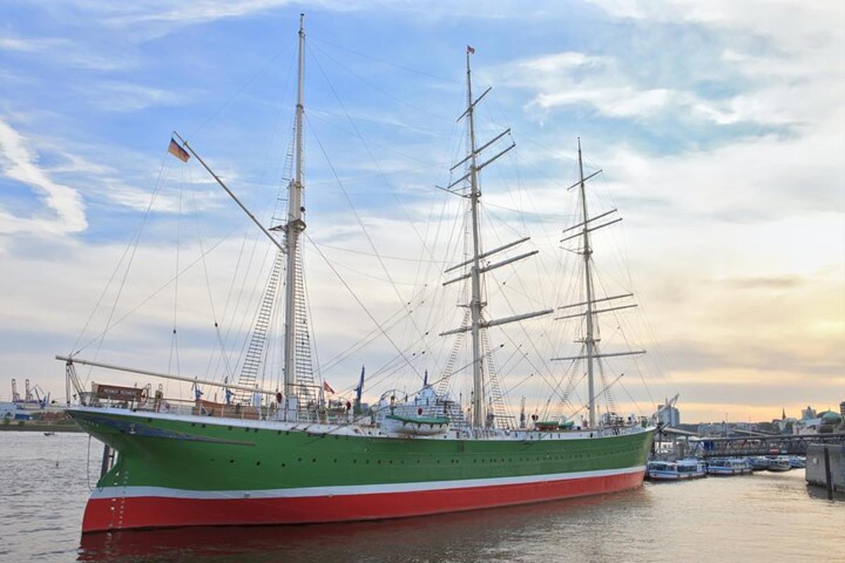 Un gran barco verde en el agua