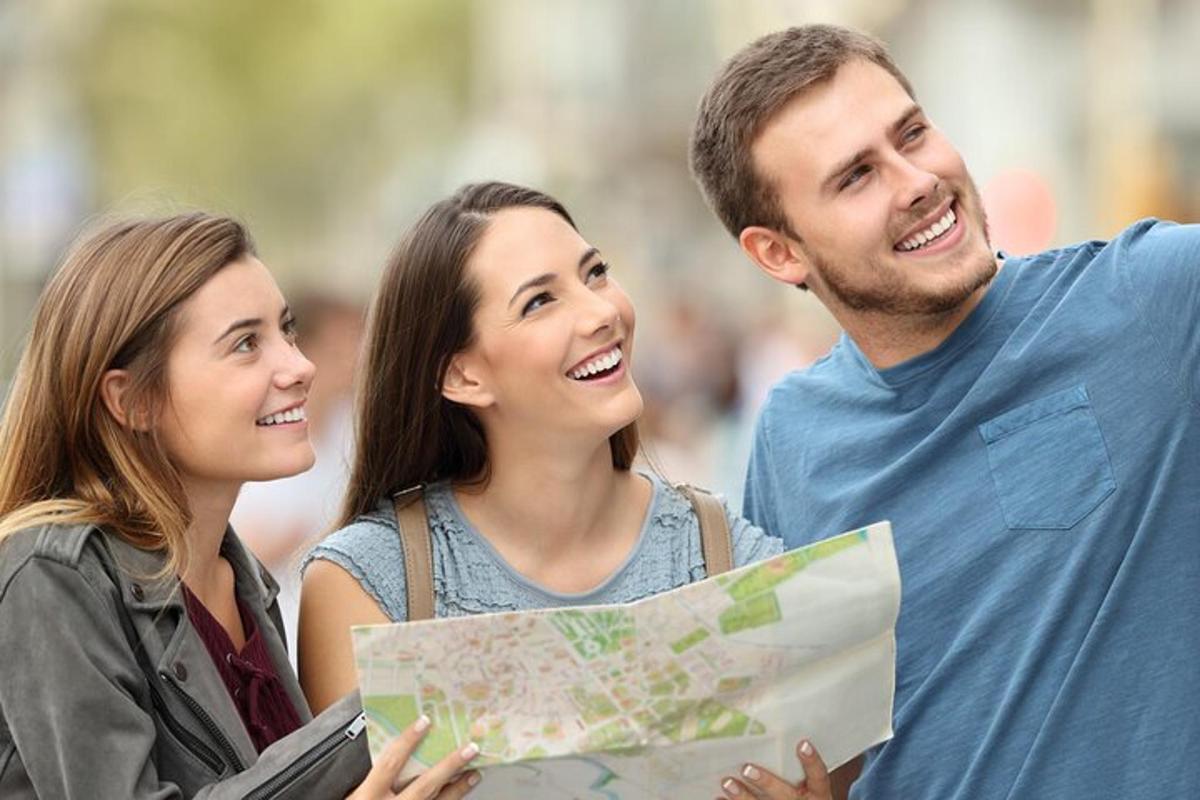 Un grupo de tres personas mirando un mapa