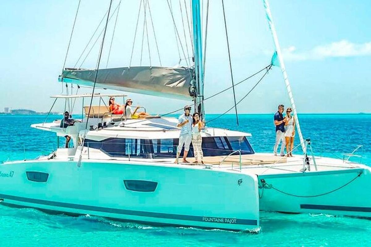 un gruppo di persone su una barca a vela nell'oceano
