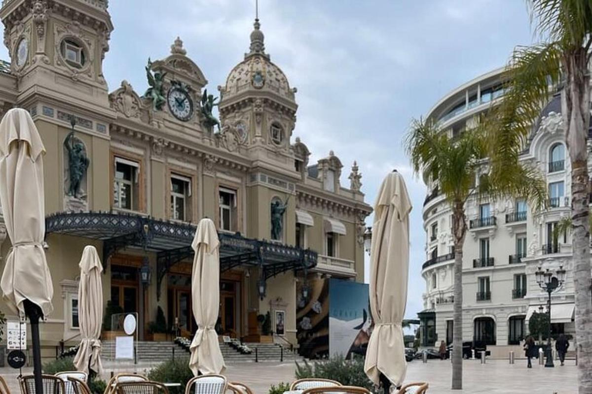 un bâtiment avec des chaises et des parasols devant lui