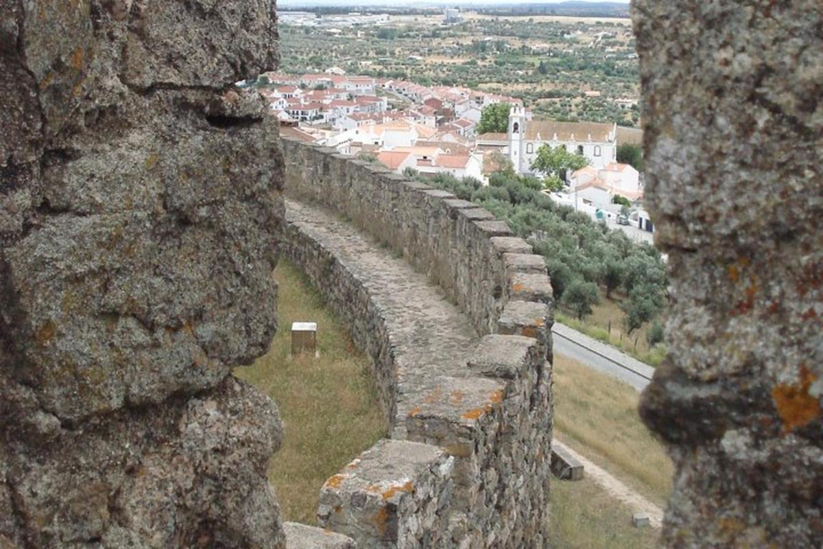 un muro di pietra con vista su una città