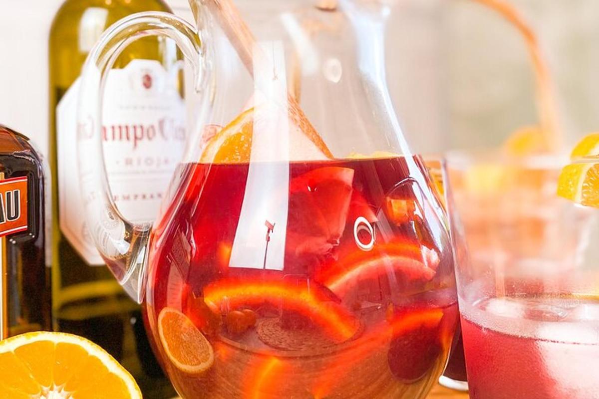kann sangriat apelsinide ja pudeli veiniga