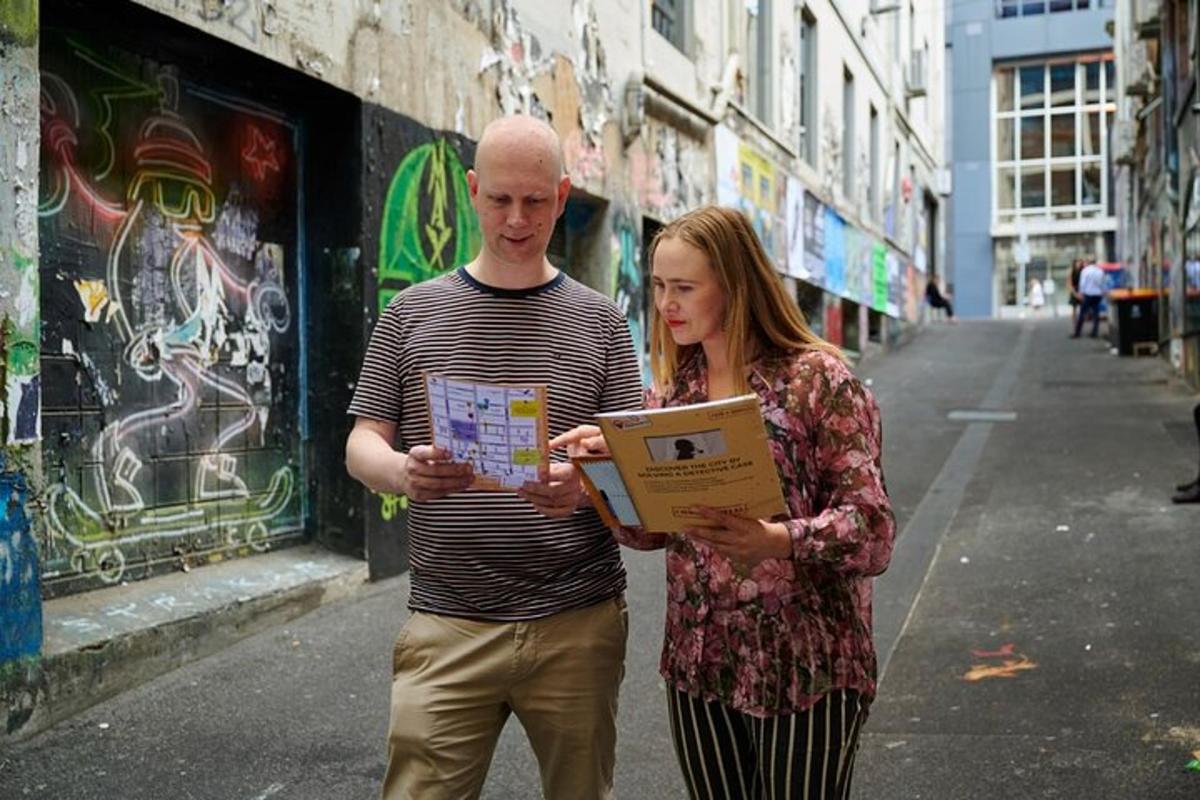 un uomo e una donna che camminano lungo una strada