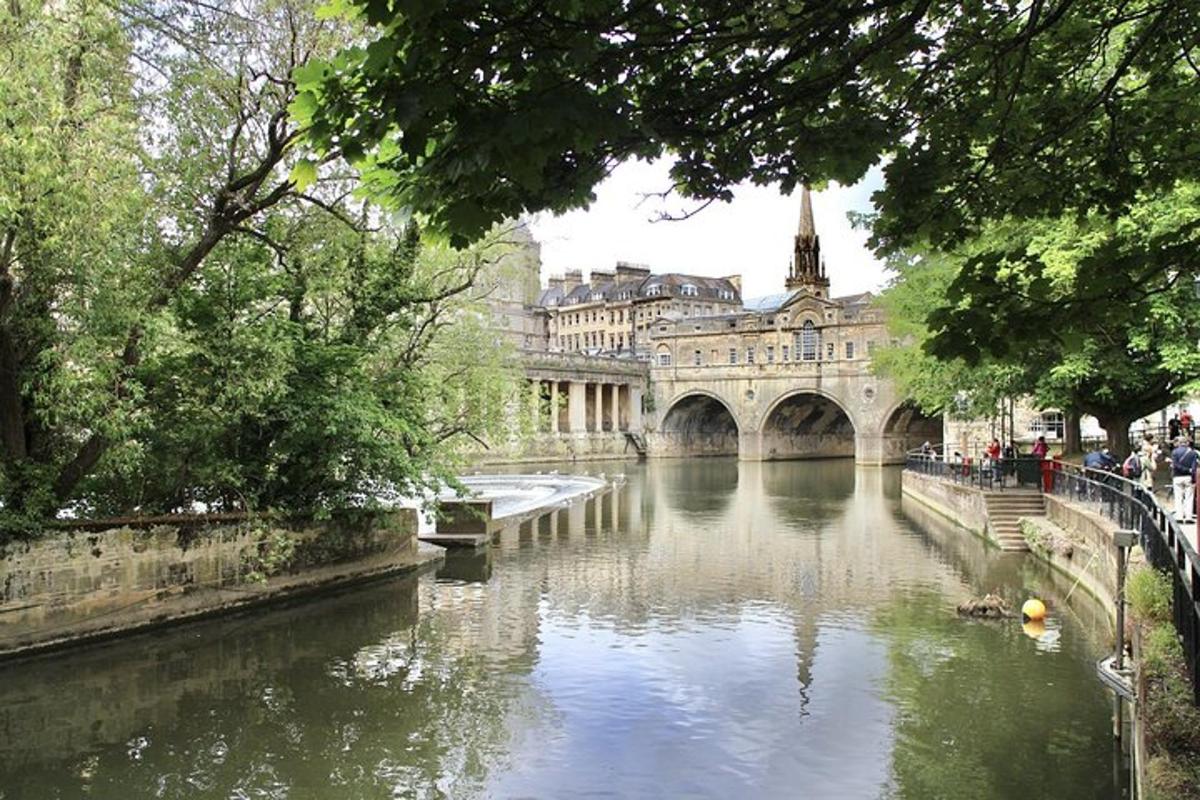 un puente sobre un río en una ciudad
