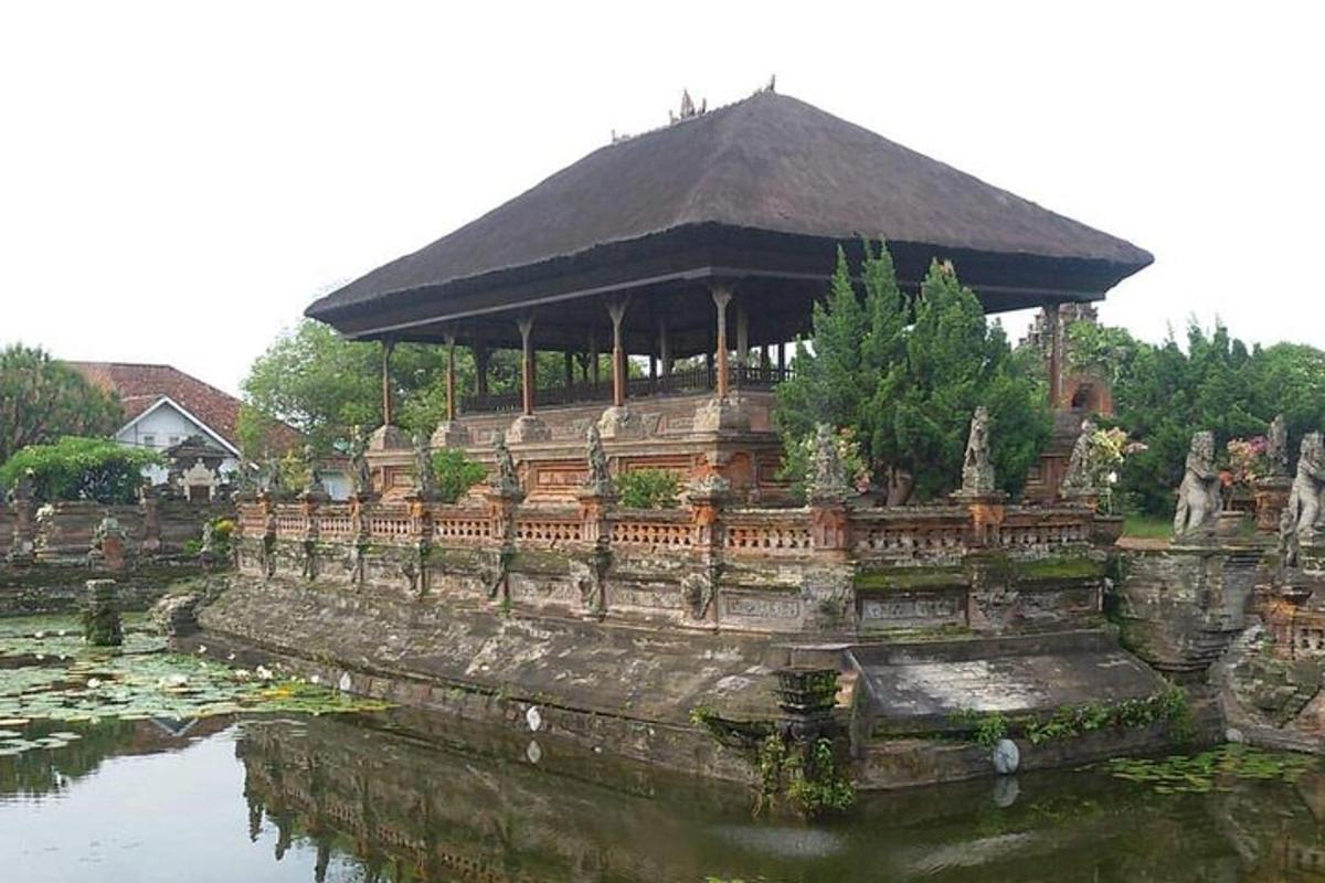sebuah astaka di dalam kolam di taman