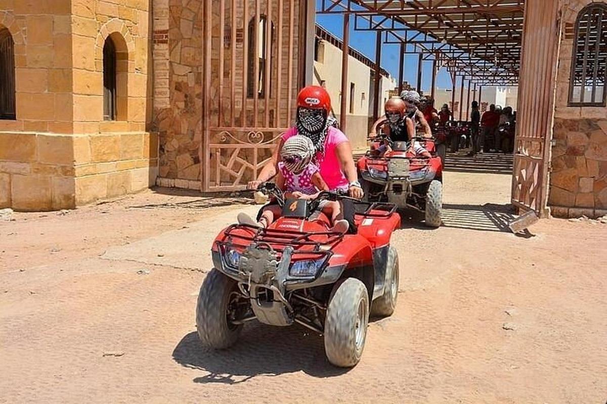 due persone su quad a quattro ruote