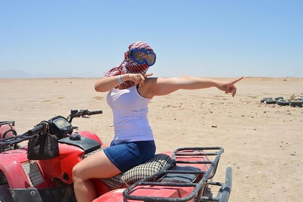 una donna seduta su una motocicletta nel deserto