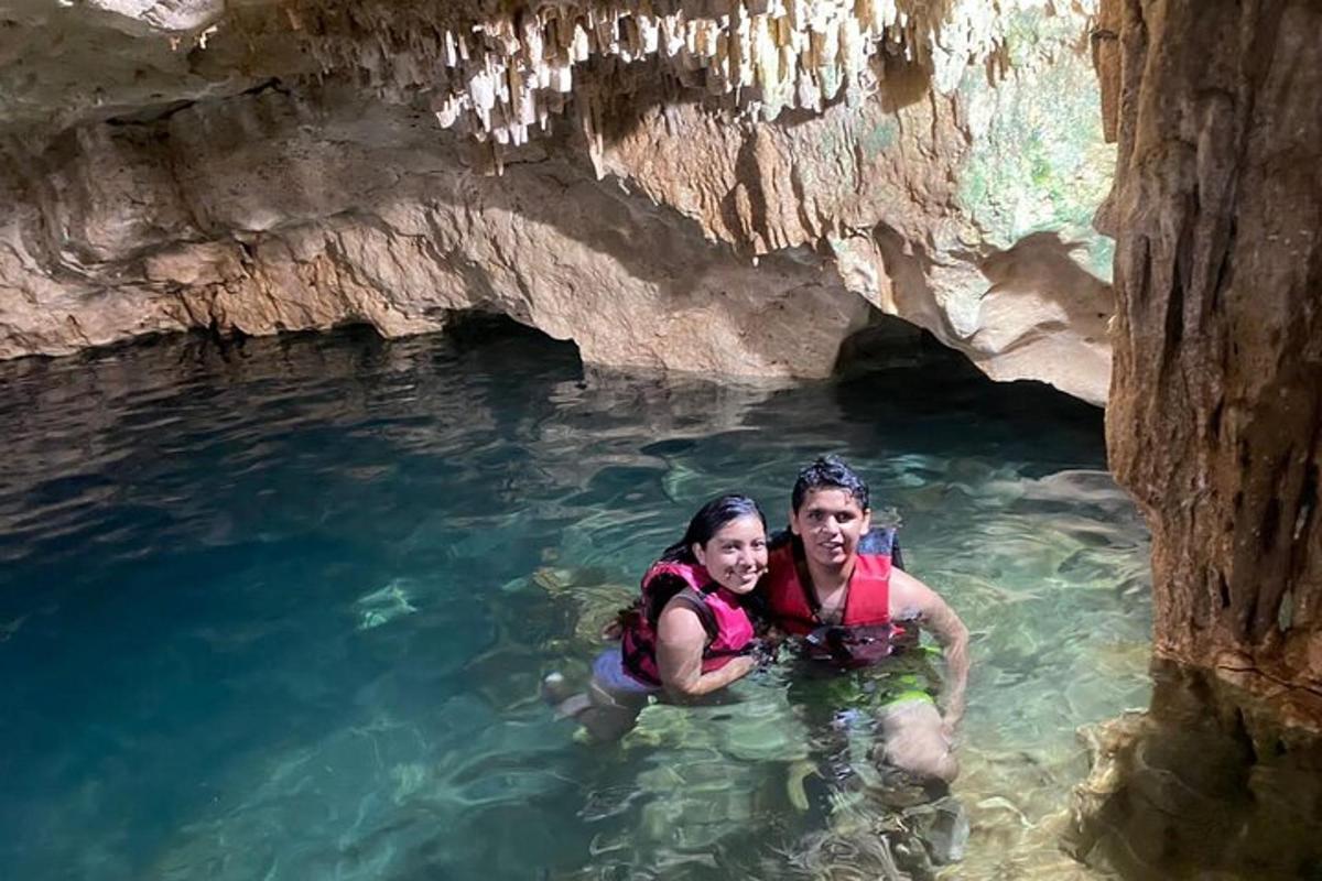 due persone in acqua in una grotta