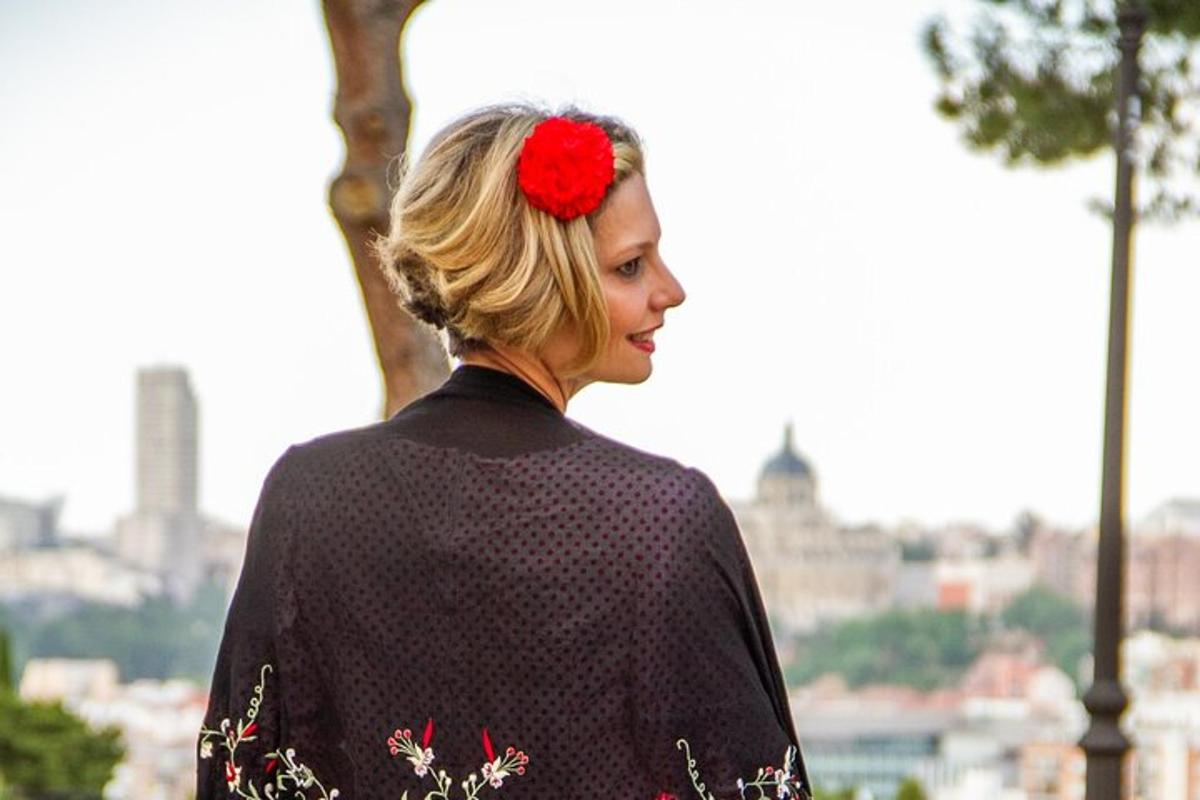 una donna con un fiore rosso tra i capelli