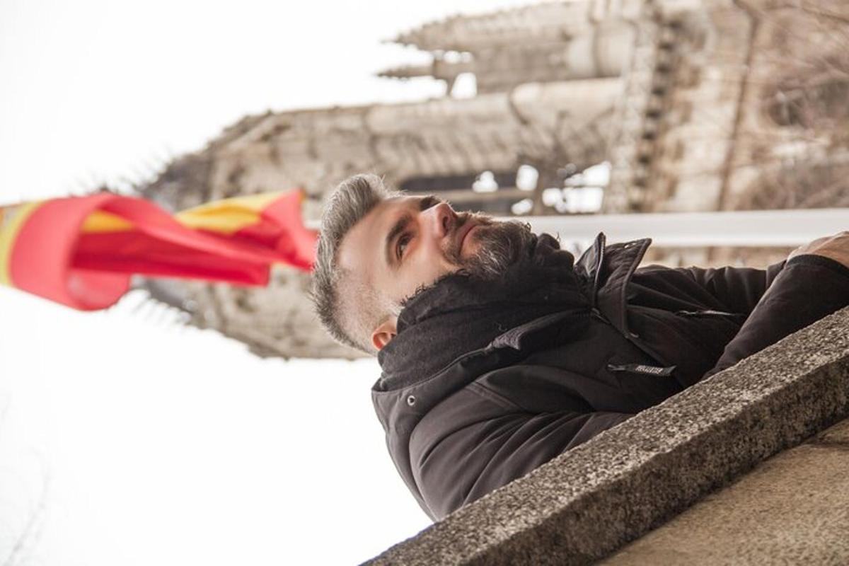 un uomo sdraiato sul davanzale di un edificio