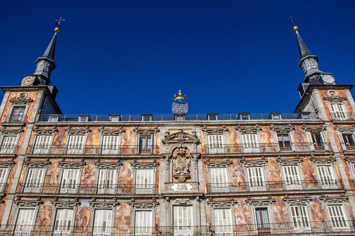 un grande edificio con due torri in cima