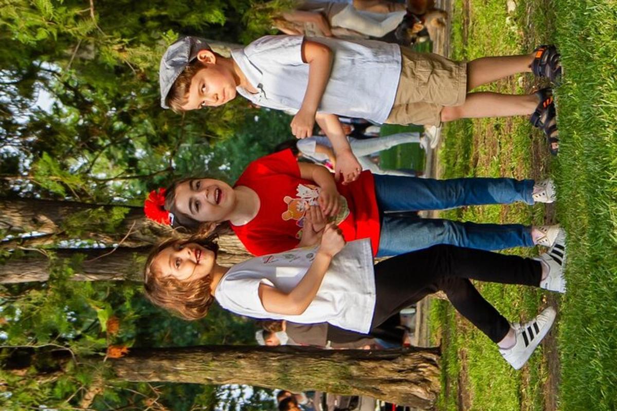 un gruppo di persone in piedi una accanto all'altra
