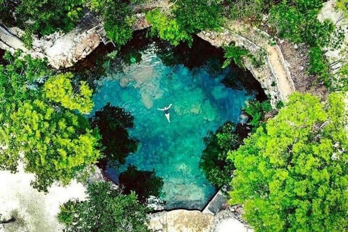 Letecký pohled na jezero s modrou vodou
