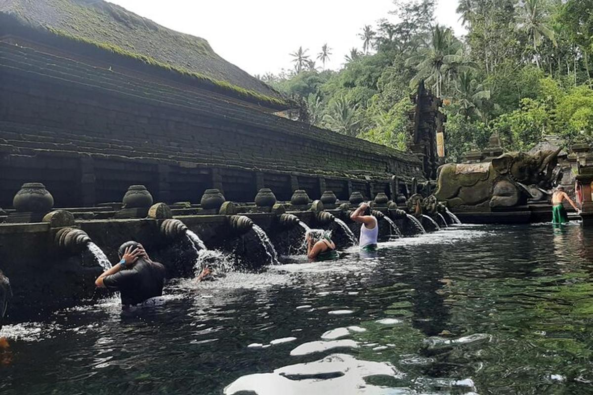 un gruppo di persone nell'acqua di un tempio