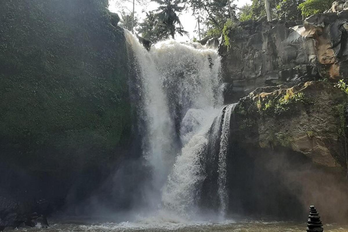 una cascata nel mezzo di una montagna da cui esce acqua