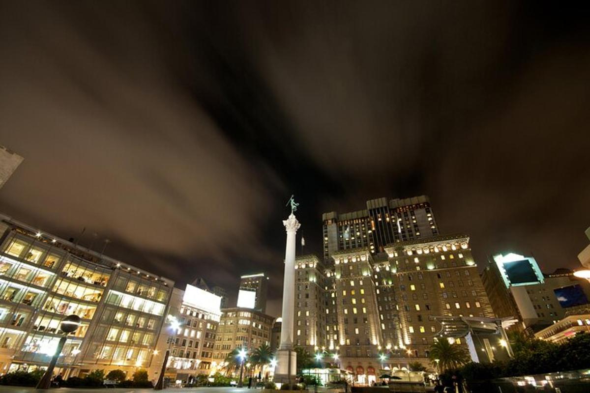 una vista di una città di notte con una statua