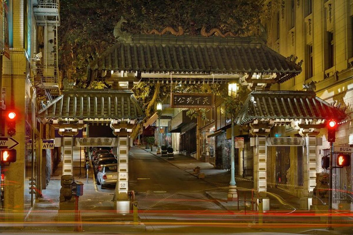 una strada cittadina di notte con un edificio cinese