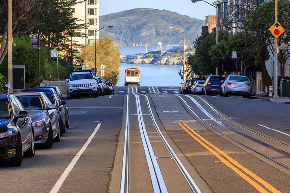 una strada con auto parcheggiate ai lati della strada