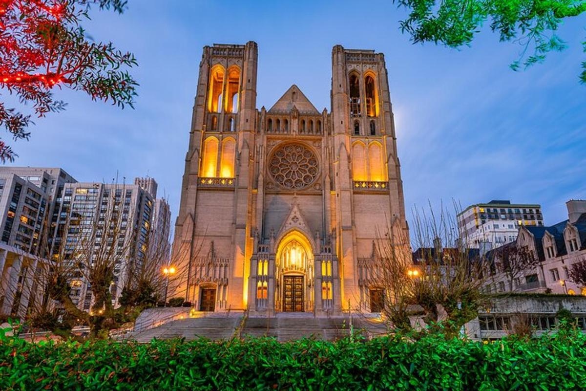 un alto edificio cattedrale con le luci accese