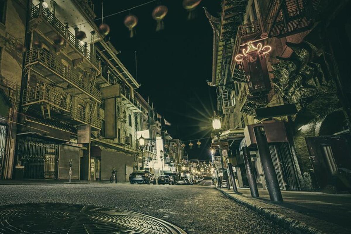 夜のビルが並ぶ閑散とした街路