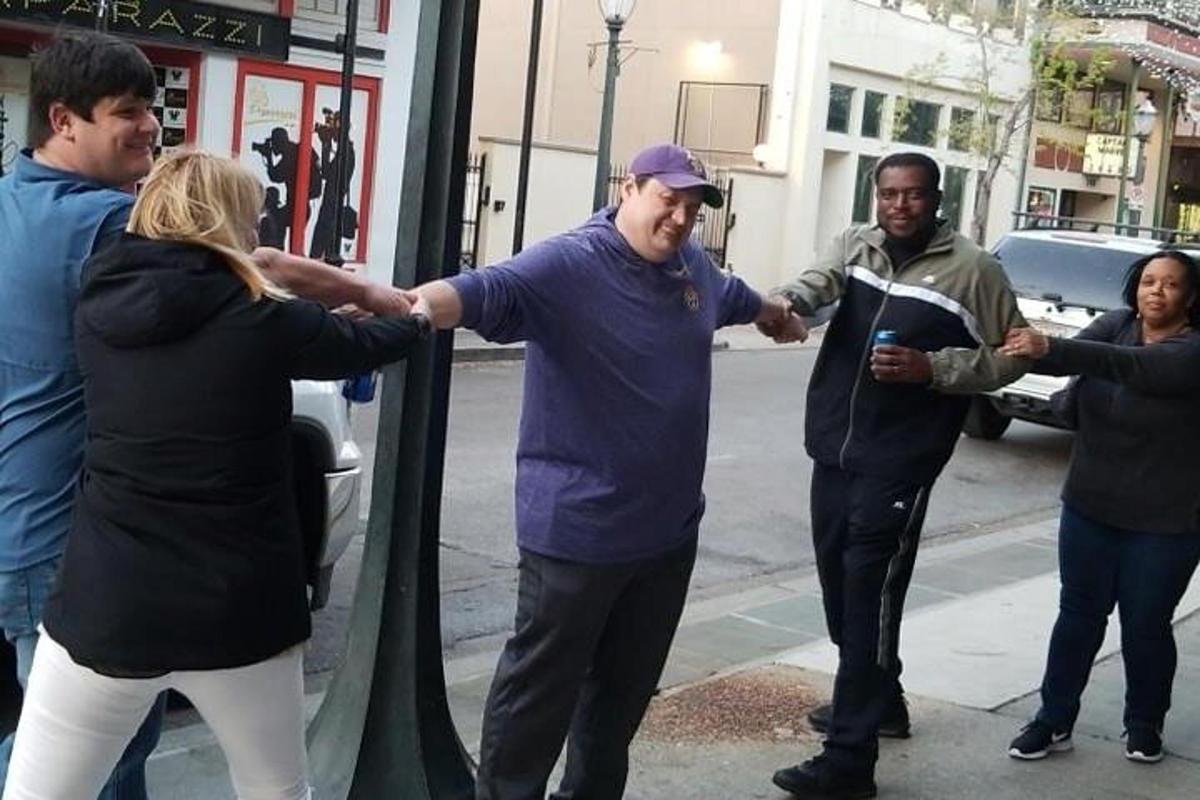 un grup de persones dempeus al voltant d'una parada d'autobús