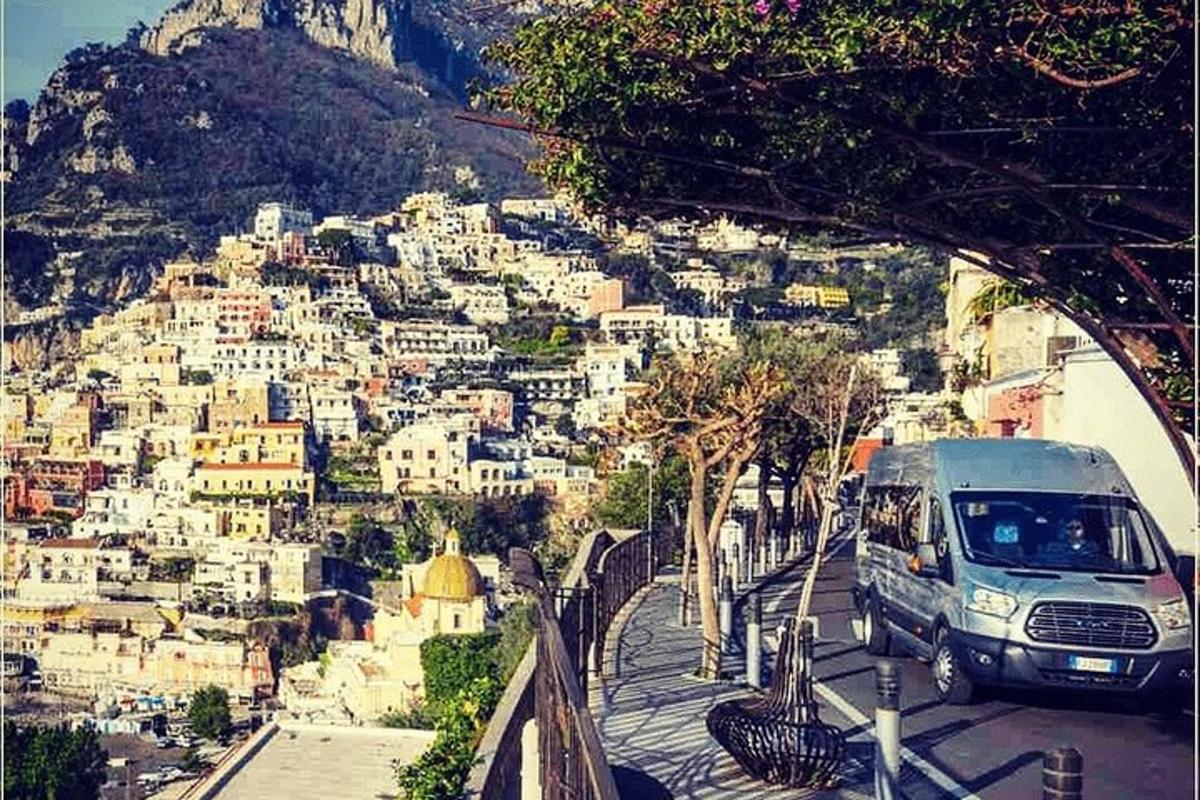egy hegyoldalban parkoló furgon