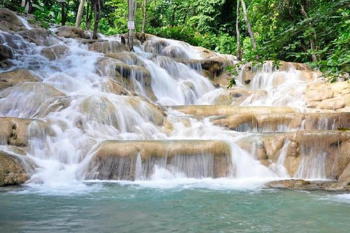 eine Gruppe von Wasserfällen in einem Fluss mit Felsen