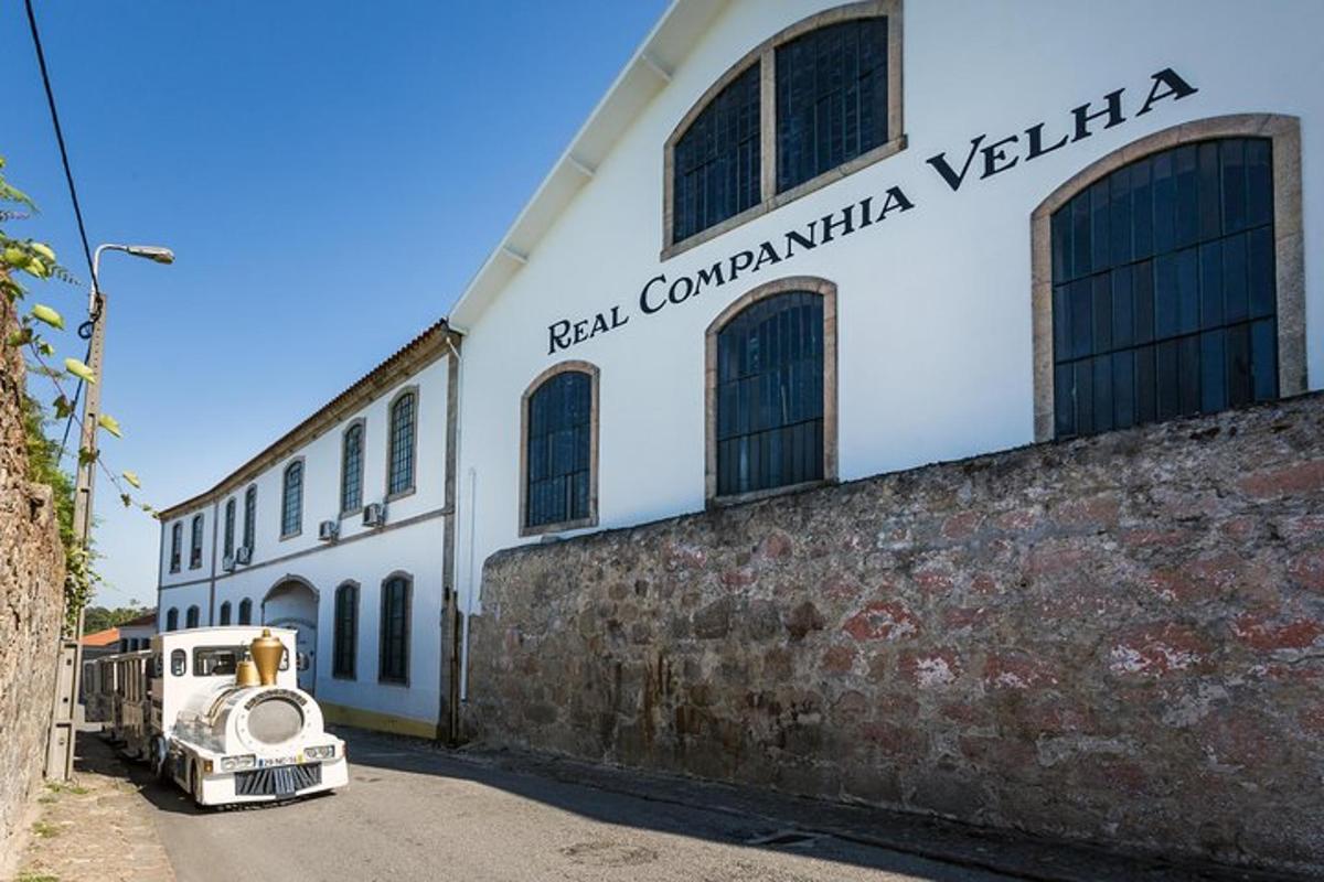 um caminhão velho estacionado em frente a um prédio
