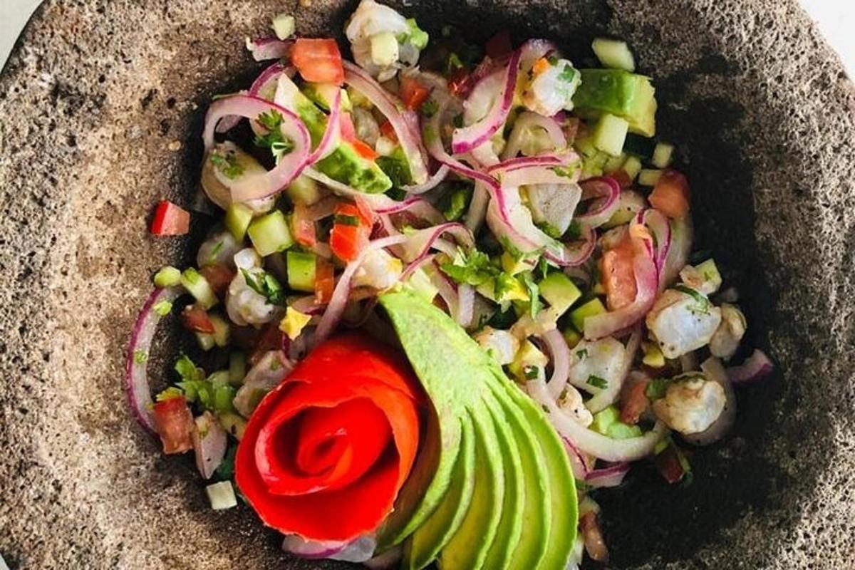 một đĩa salad với rau và một bông hồng đỏ trong bát