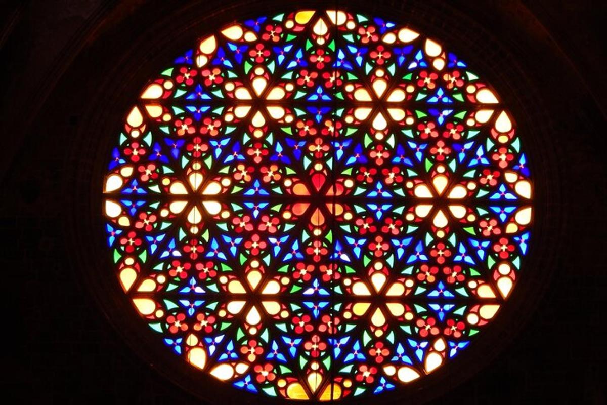 tingkap kaca berwarna besar di sebuah gereja