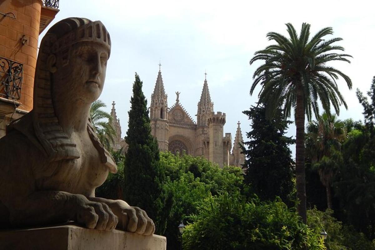 una statua di una testa davanti a un edificio