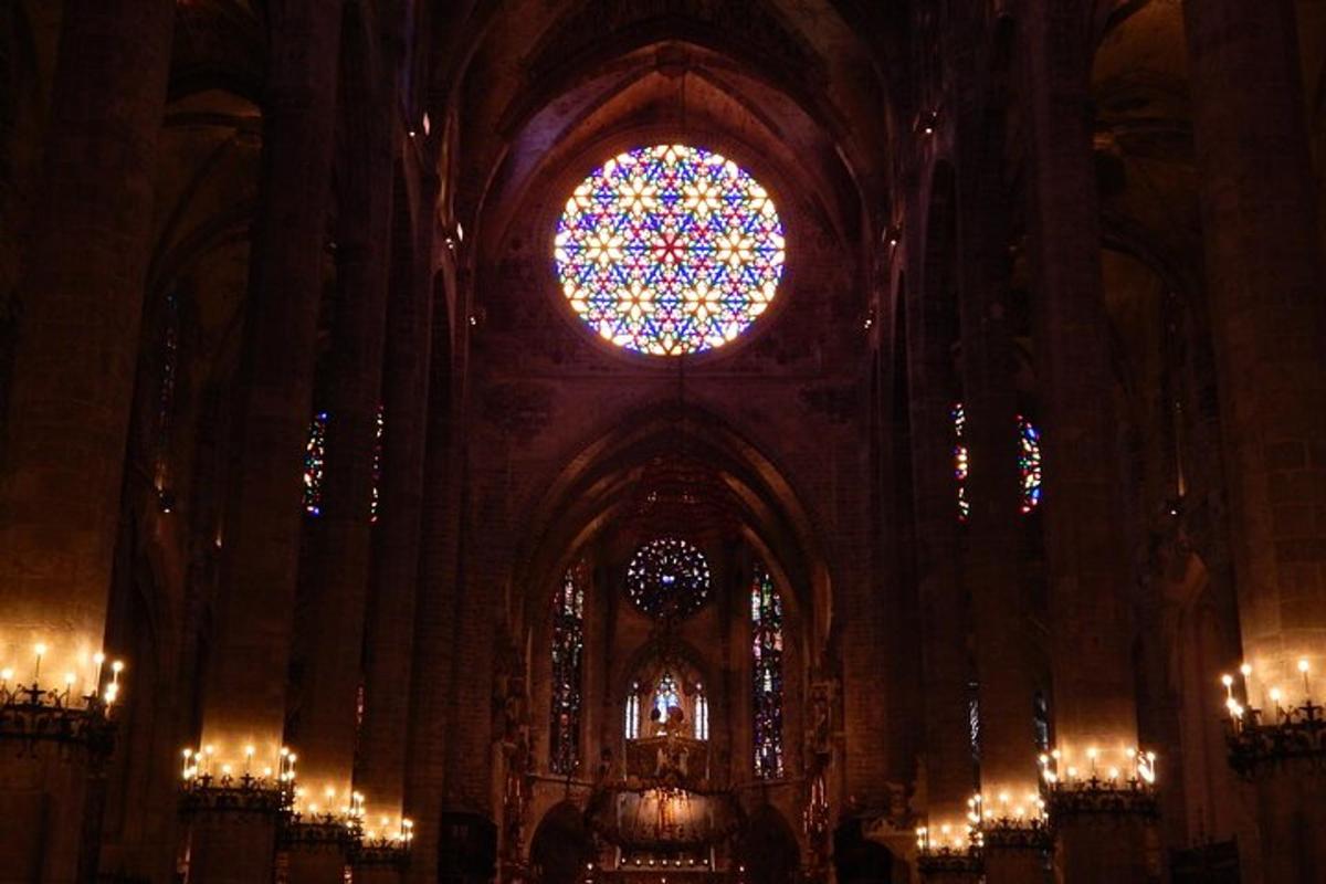 una grande cattedrale con una grande vetrata