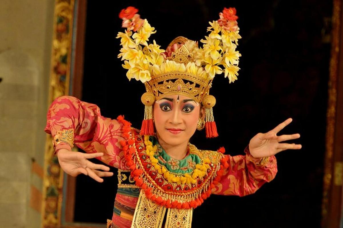 seorang wanita memakai mahkota di kepalanya