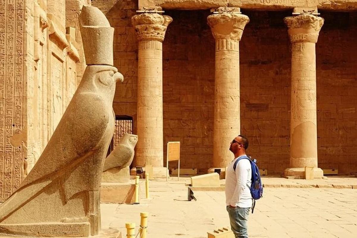 un uomo in piedi davanti a una statua in un edificio