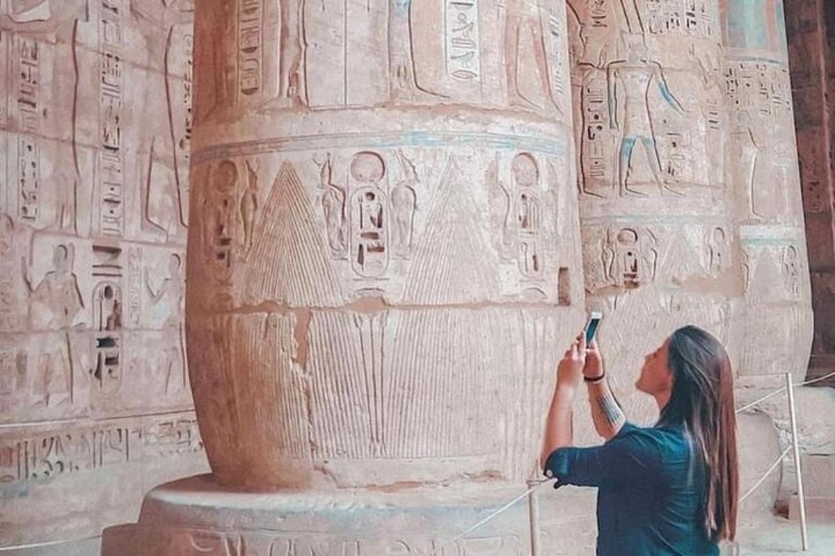 una donna che scatta una foto del pilastro di Anaraoh