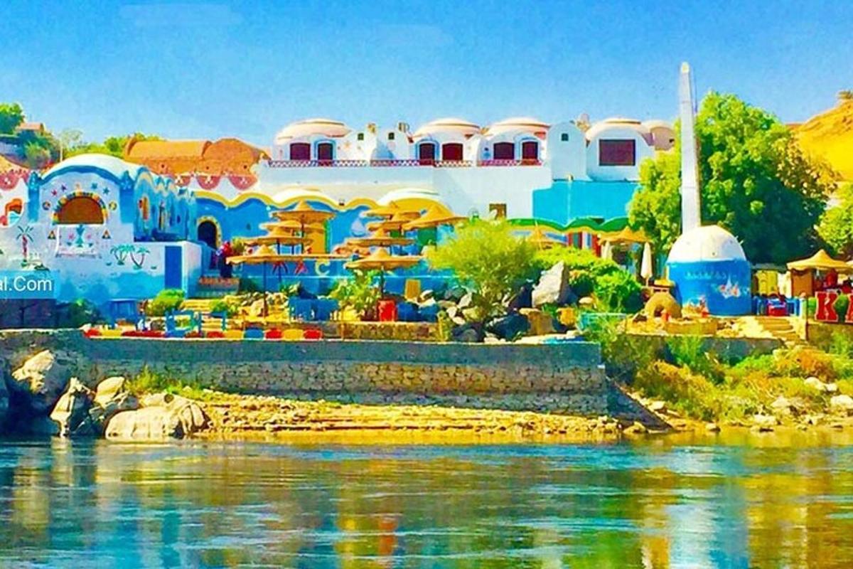 un resort con edifici blu e bianchi vicino all'acqua