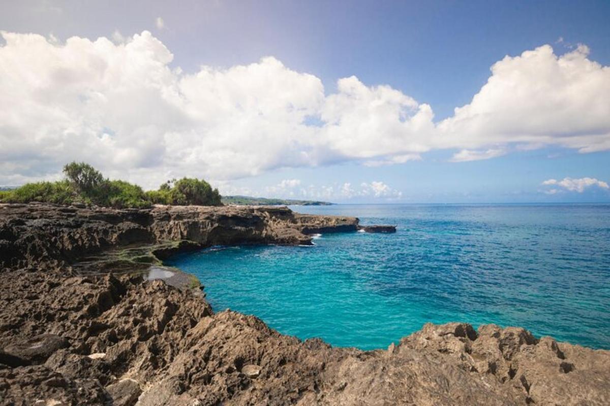 una vista dell'oceano da una scogliera rocciosa