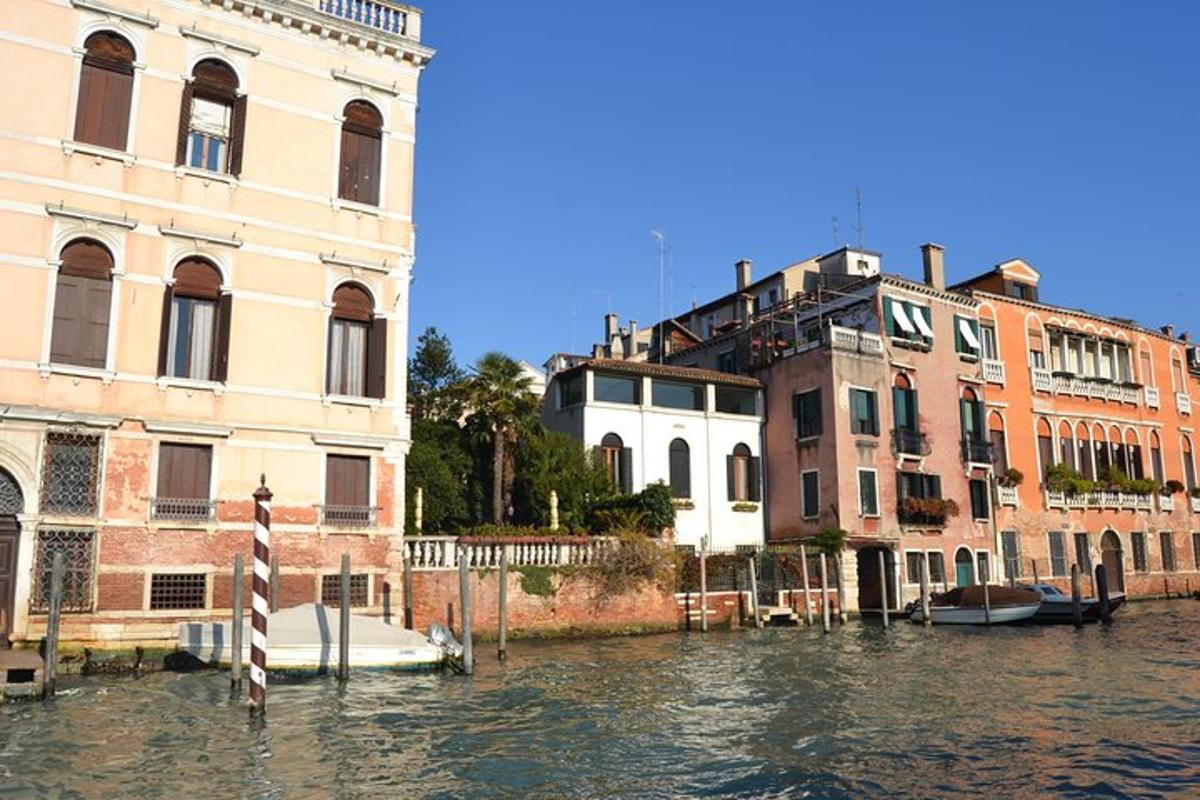 un paio di edifici situati accanto a un canale