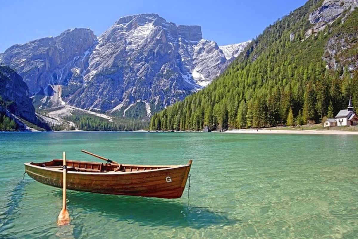 una barca di legno seduta in mezzo a un lago