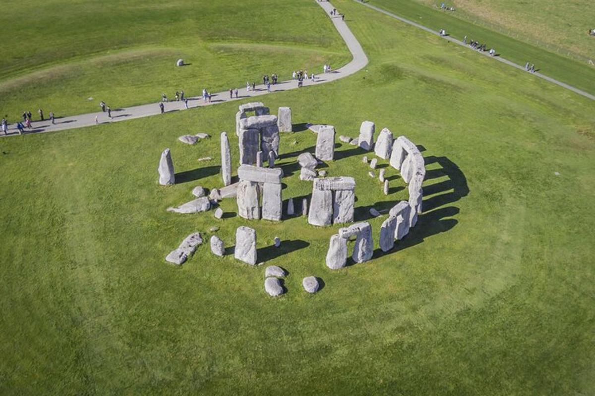 o vedere aeriană a unui monument de piatră într-un câmp