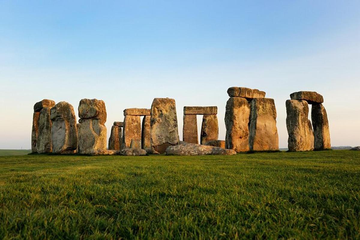 imej stonehenge di padang rumput