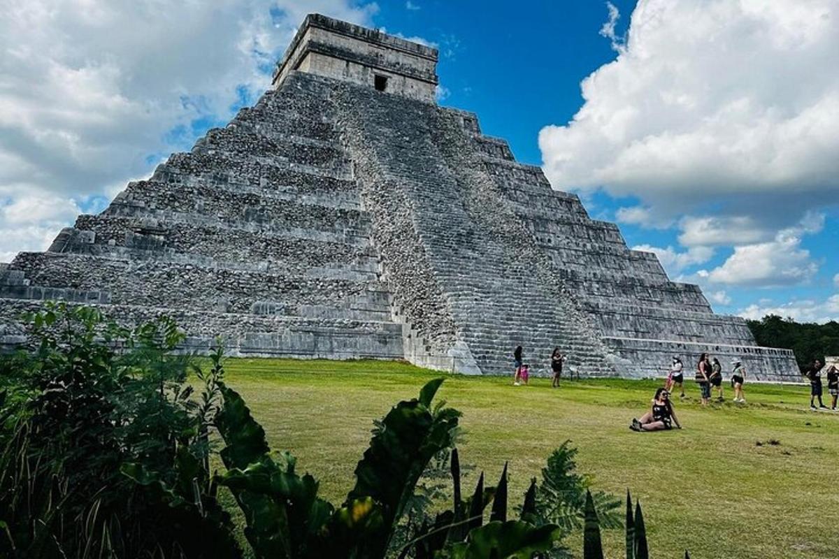 pyramida s lidmi stojícími před ní